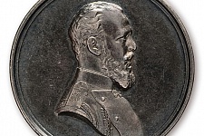 На лицевой стороне медали помещён портрет Императора Александра III: грудное профильное, вправо обращенное изображение императора в генеральском сюртуке и с орденом на шее